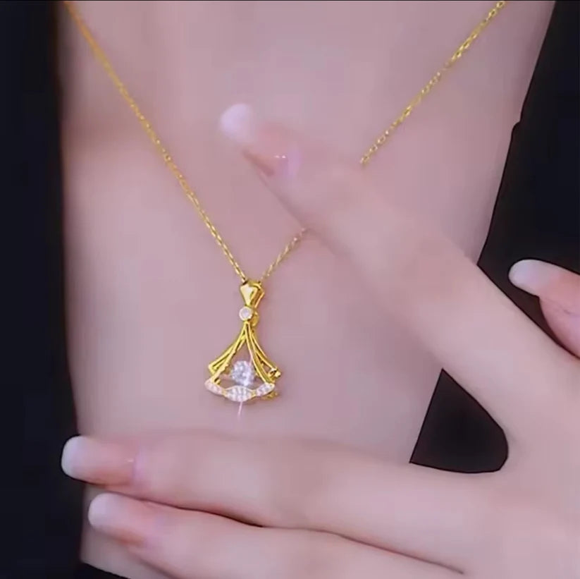 24K Gold Plated Fan Necklace – قلادة مروحة مطلية بالذهب عيار 24 قيراطًا - قلادة أنيقة للنساء