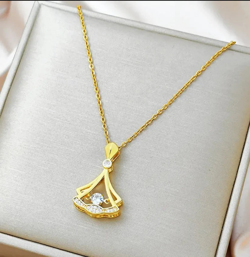 24K Gold Plated Fan Necklace – قلادة مروحة مطلية بالذهب عيار 24 قيراطًا - قلادة أنيقة للنساء