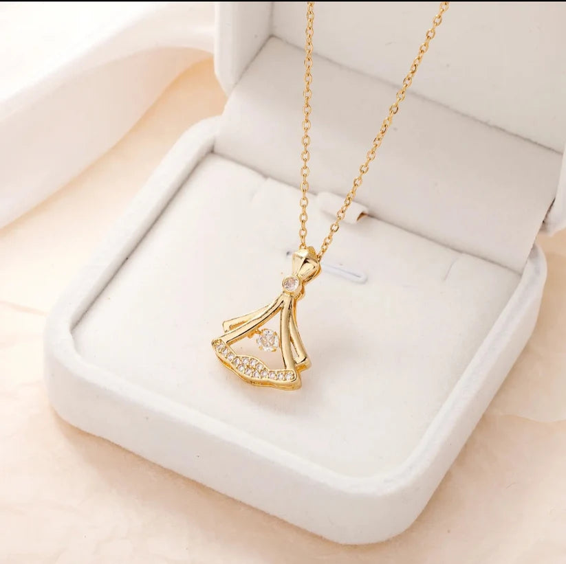 24K Gold Plated Fan Necklace – قلادة مروحة مطلية بالذهب عيار 24 قيراطًا - قلادة أنيقة للنساء